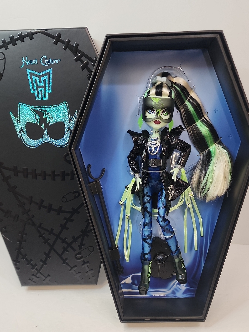 Monster High Haunt Couture Midnight Runway Frankie Stein Doll NRFB 2022